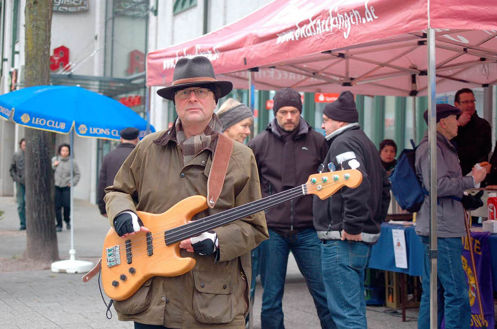 Glhwein und Wrstchen vom Lions Club und gute Musik von HaRiBo - und das alles zu Gunsten der Weihnachtsaktion der Badischen Zeitung gab's am Samstag vor der Sparkasse.