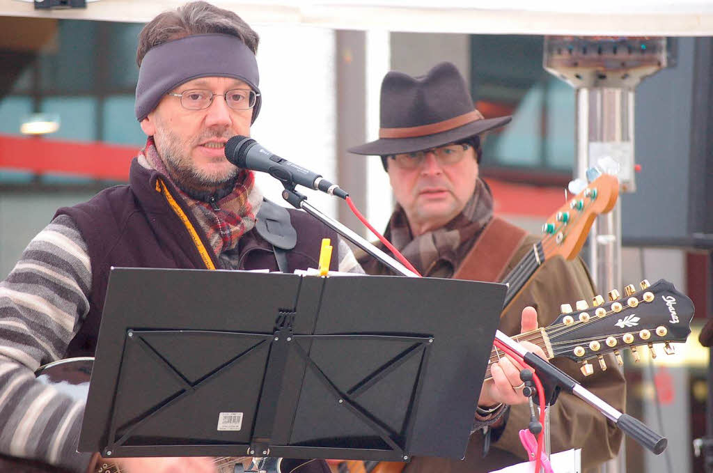 Glhwein und Wrstchen vom Lions Club und gute Musik von HaRiBo - und das alles zu Gunsten der Weihnachtsaktion der Badischen Zeitung gab's am Samstag vor der Sparkasse.