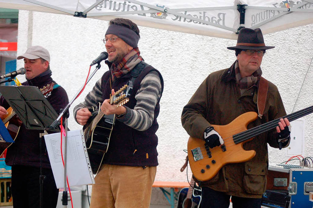 Glhwein und Wrstchen vom Lions Club und gute Musik von HaRiBo - und das alles zu Gunsten der Weihnachtsaktion der Badischen Zeitung gab's am Samstag vor der Sparkasse.