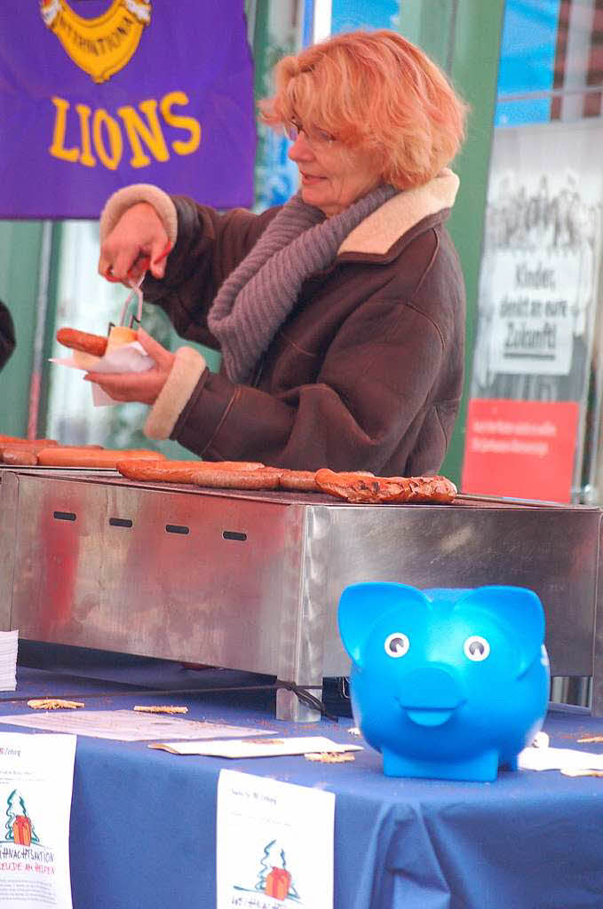 Glhwein und Wrstchen vom Lions Club und gute Musik von HaRiBo - und das alles zu Gunsten der Weihnachtsaktion der Badischen Zeitung gab's am Samstag vor der Sparkasse.