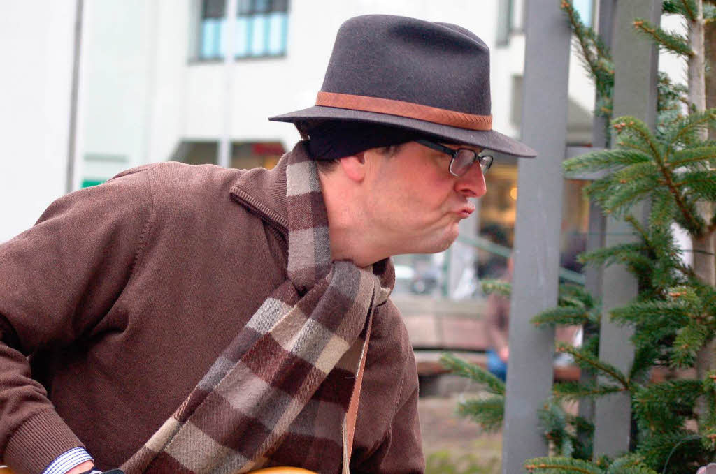 Glhwein und Wrstchen vom Lions Club und gute Musik von HaRiBo - und das alles zu Gunsten der Weihnachtsaktion der Badischen Zeitung gab's am Samstag vor der Sparkasse.