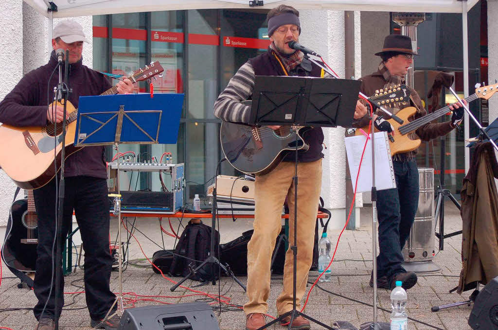 Glhwein und Wrstchen vom Lions Club und gute Musik von HaRiBo - und das alles zu Gunsten der Weihnachtsaktion der Badischen Zeitung gab's am Samstag vor der Sparkasse.
