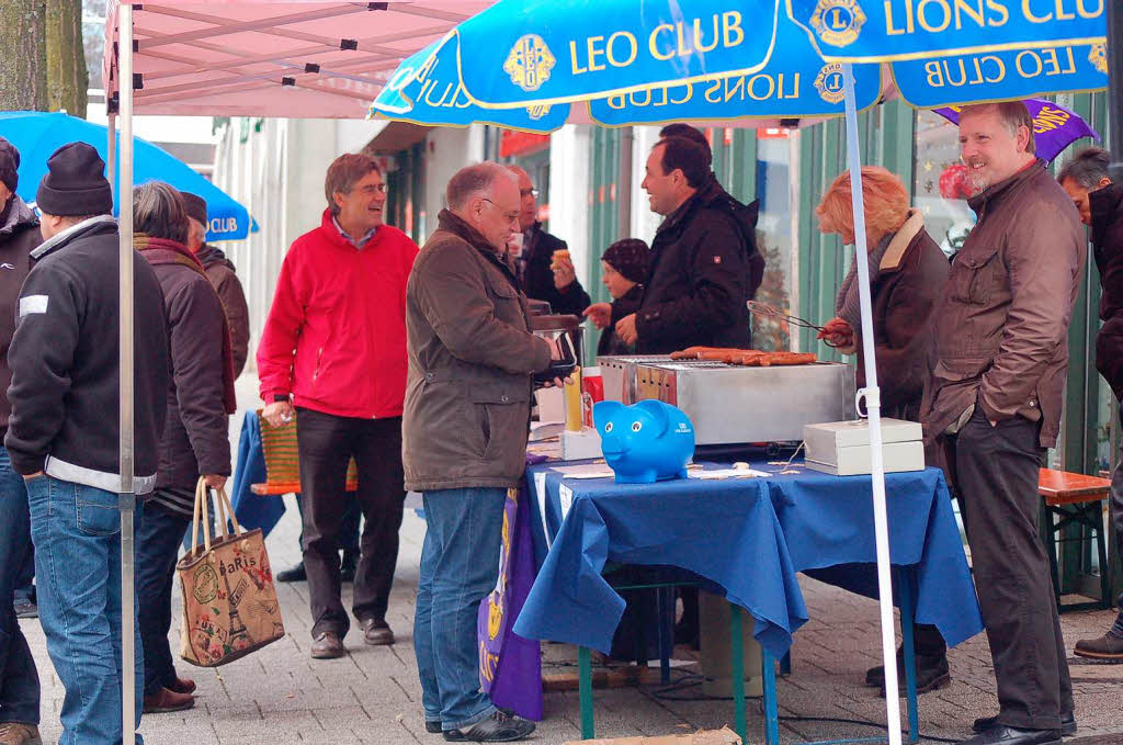 Glühwein und Würstchen vom Lions Club und gute Musik von HaRiBo - und das alles zu Gunsten der Weihnachtsaktion der Badischen Zeitung gab's am Samstag vor der Sparkasse. Glühwein und Würstchen vom Lions Club und gute Musik von HaRiBo - und das alles zu Gunsten der Weihnachtsaktion der Badischen Zeitung gab's am Samstag vor der Sparkasse.