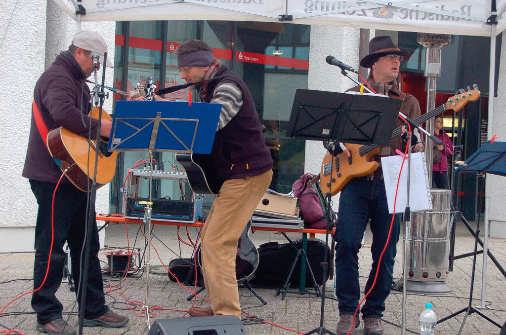 Glhwein und Wrstchen vom Lions Club und gute Musik von HaRiBo - und das alles zu Gunsten der Weihnachtsaktion der Badischen Zeitung gab's am Samstag vor der Sparkasse.