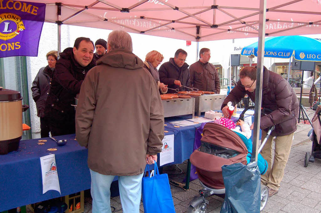 Glhwein und Wrstchen vom Lions Club und gute Musik von HaRiBo - und das alles zu Gunsten der Weihnachtsaktion der Badischen Zeitung gab's am Samstag vor der Sparkasse.