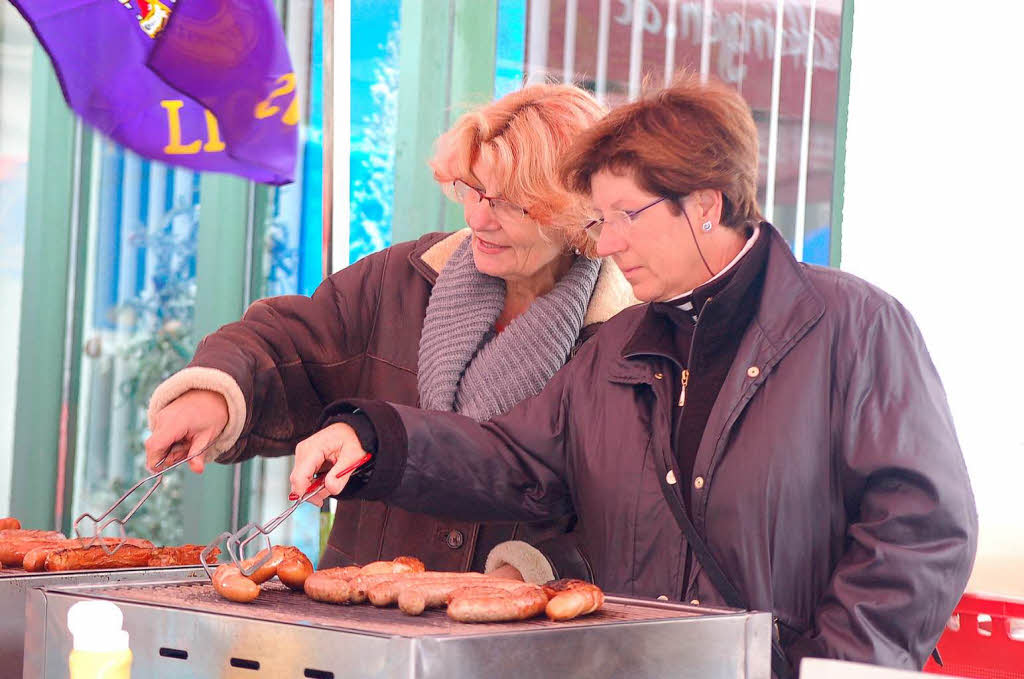 Glhwein und Wrstchen vom Lions Club und gute Musik von HaRiBo - und das alles zu Gunsten der Weihnachtsaktion der Badischen Zeitung gab's am Samstag vor der Sparkasse.
