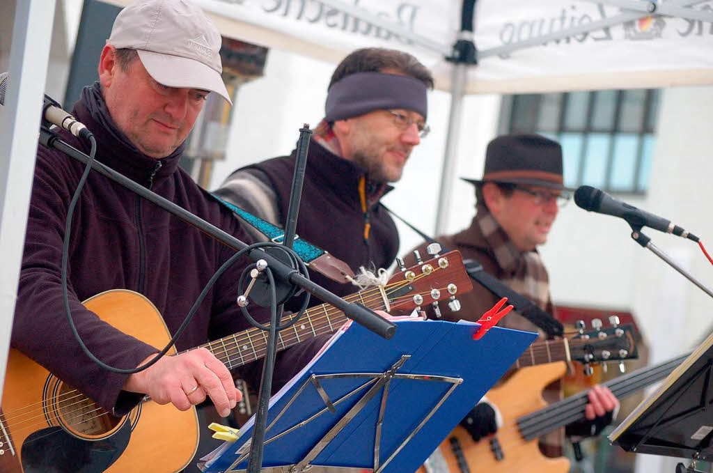 Glhwein und Wrstchen vom Lions Club und gute Musik von HaRiBo - und das alles zu Gunsten der Weihnachtsaktion der Badischen Zeitung gab's am Samstag vor der Sparkasse.