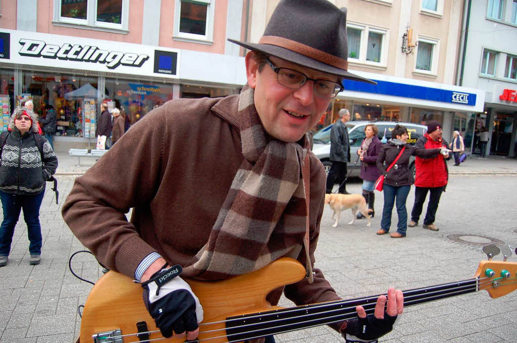 Glhwein und Wrstchen vom Lions Club und gute Musik von HaRiBo - und das alles zu Gunsten der Weihnachtsaktion der Badischen Zeitung gab's am Samstag vor der Sparkasse.