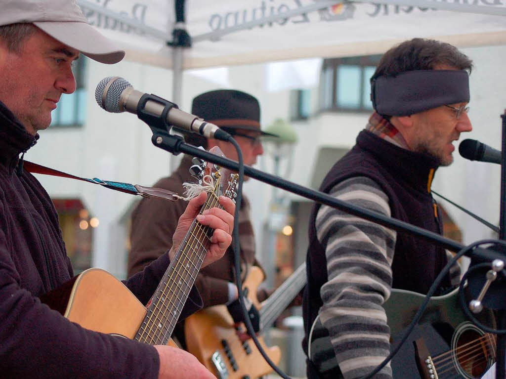 Glhwein und Wrstchen vom Lions Club und gute Musik von HaRiBo - und das alles zu Gunsten der Weihnachtsaktion der Badischen Zeitung gab's am Samstag vor der Sparkasse.