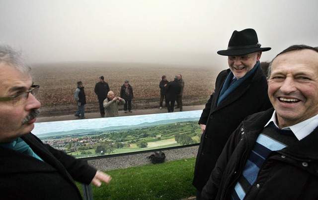 Die Panoramatafel steht, der Blick mus...schen Verein (von links) freuen sich.   | Foto: Bastian Henning