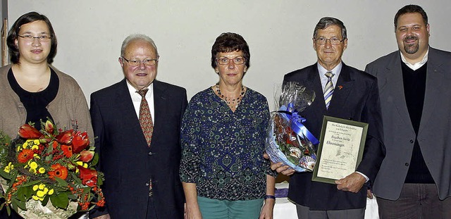 Gratulationen (von links): Dirigentin ...bert Jckle und Pfarrer Steffen Jelic.  | Foto: heidi fssel