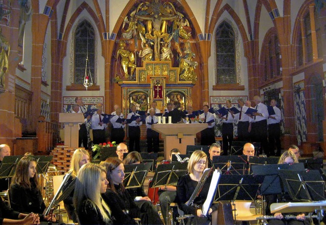 Der Mnnerchor Ehrenstetten-Slden und...meinsamen Konzert in der Pfarrkirche.   | Foto: Freyer
