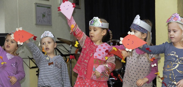 Drachen steigen lassen und dazu singen: die Kinder der musikalischen Spielwiese  | Foto: Frowalt Janzer