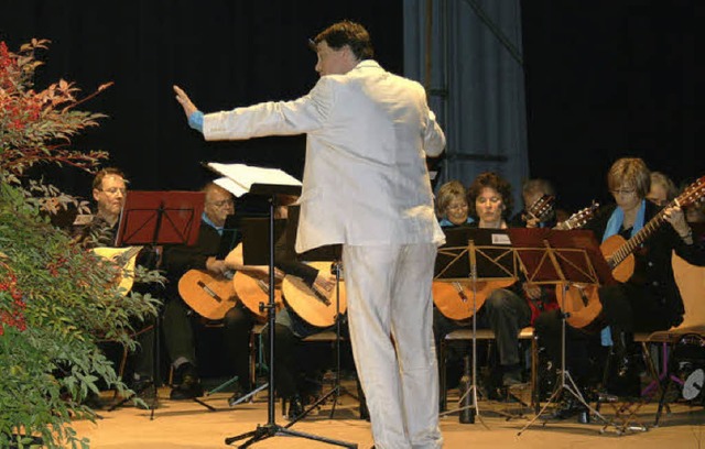 Das Mandolinen- und Gitarrenorchester ...eskonzert mit Dirigent Markus Klemke.   | Foto: Katharina Kubon