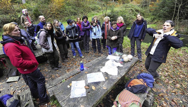 Mal mit, mal ohne Gitarre: Susanne Lot...; und ihr Weiterbildungs-Kurs im Wald.  | Foto: ingo Schneider