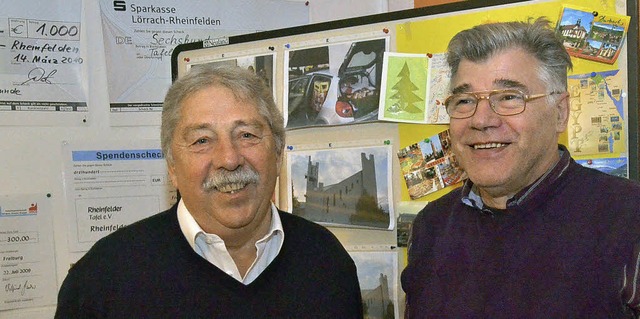 Helmut Moser (links) und Harald Hhn v..., und Spendenschecks im Bro der Tafel  | Foto: Peter Gerigk
