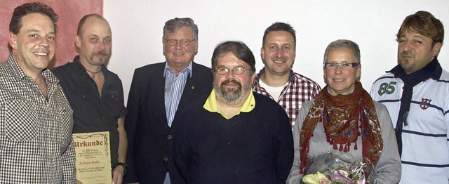 Die Geehrten mit dem Vorstand des 1. F..., Ellen Stegmann und Stefan Koppetsch   | Foto: Albert Greiner
