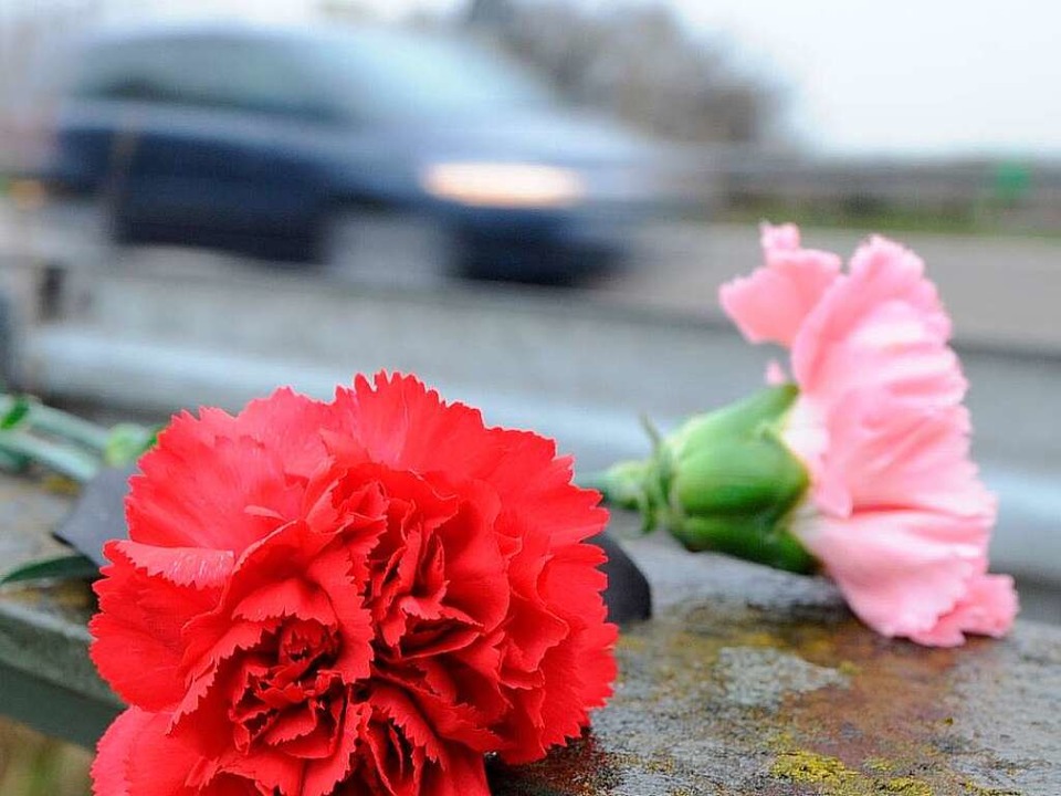 Blumen an der Unfallstelle bei Offenburg  | Foto: dpa