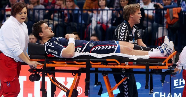 Spielen bis der Arzt kommt &#8211; das ist keine Seltenheit im Handball.    | Foto: dpa