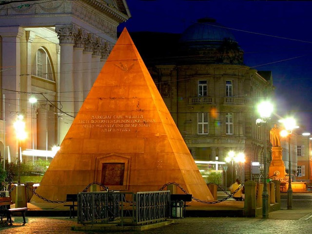 In Karlsruhe ist Vieles in Bewegung &#...atz-Pyramide fr das Gegenteil steht.   | Foto: DPA