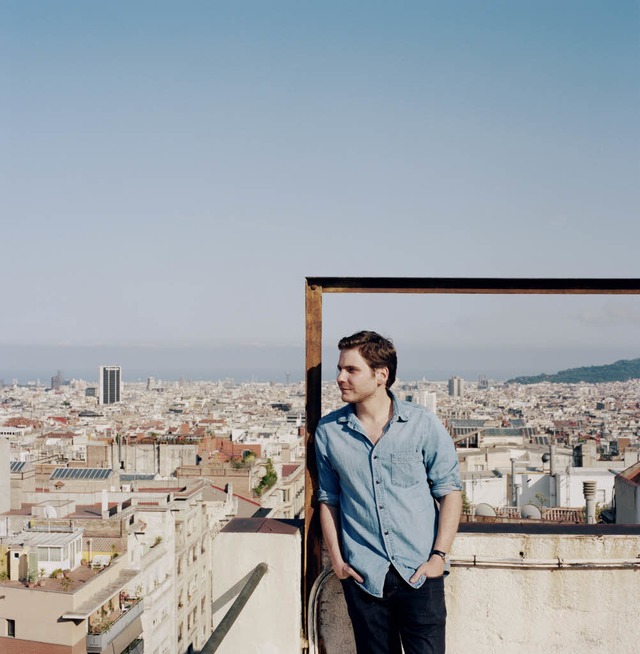 Barcelona, du Schne: Daniel Brhl auf der Dachterrasse eines Freundes.  | Foto: Gerald von foris (Ullstein-Verlag)