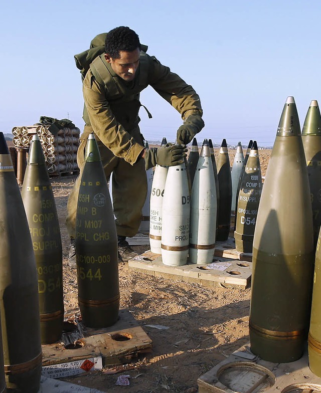 Ein israelischer Soldat bereitet Artil...tand am Dienstagabend noch nicht fest.  | Foto: afp