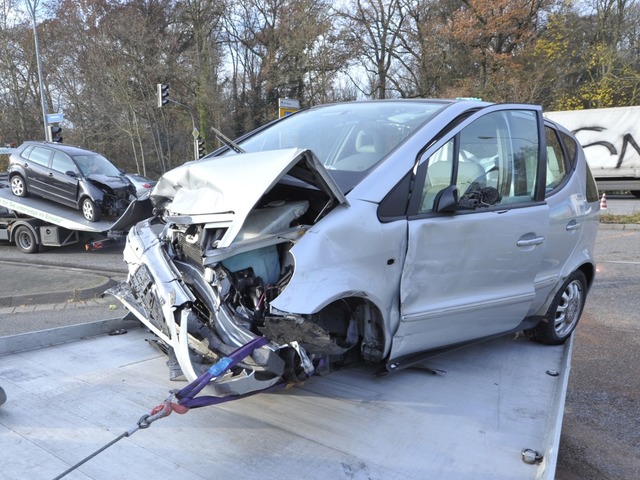 Aufrumarbeiten: Zwei  der am Unfall a...eiligten Autos werden abtransportiert.  | Foto: Michael Bamberger