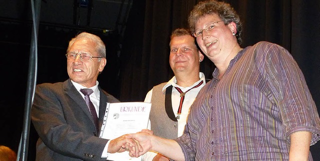 Egon Oschwald (links) wurde beim Jahre...n  Jrg Wider und Andrea Rie geehrt.   | Foto: Karla Scherer