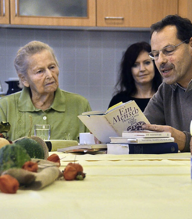 Christoph Bayer liest im Prlat-Stiefvater Haus in Ehrenkirchen.  | Foto: Theresia Lutz