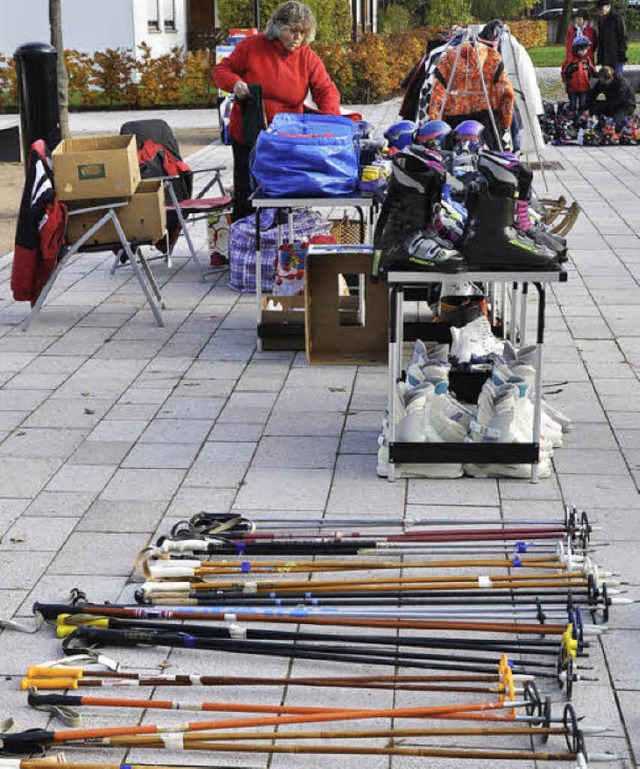 Mit  Skiausrstung war der Gutshof beim Brettlemarkt belegt.   | Foto: j. steckmeister