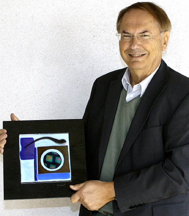 Der Vorsitzende des Gewerbevereins, Di...spreis, ein Glasrelief Hedwig Emmerts.  | Foto: cremer