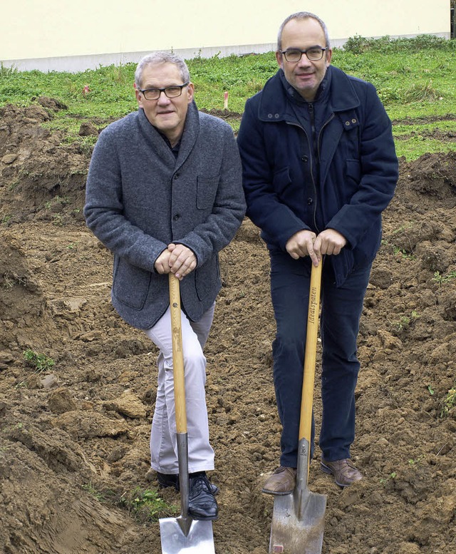 Bautrger Peter Bader (links) und Felix Karlin beim Spatenstich  in Haagen   | Foto: Paul Schleer