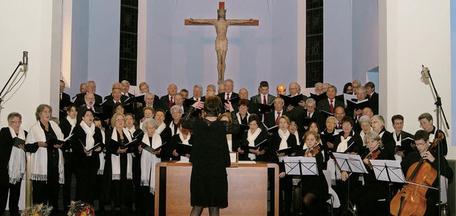 Starker Auftritt: Die Sngerinnen und ... Gesangvereins ernteten viel Applaus.   | Foto: w. Mller