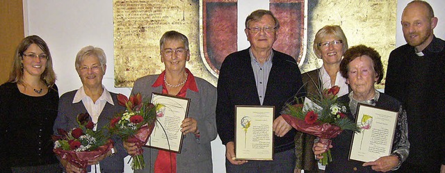 Die Geehrten des Kirchenchors mit neue...ter und Pfarrer Godo Ganz (von links)   | Foto: Privat