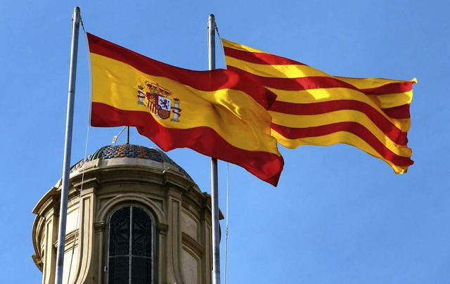 Weht der Wind der Trennung? Die Fahnen... Katalonien am Himmel von Barcelona     | Foto: Vario-Images