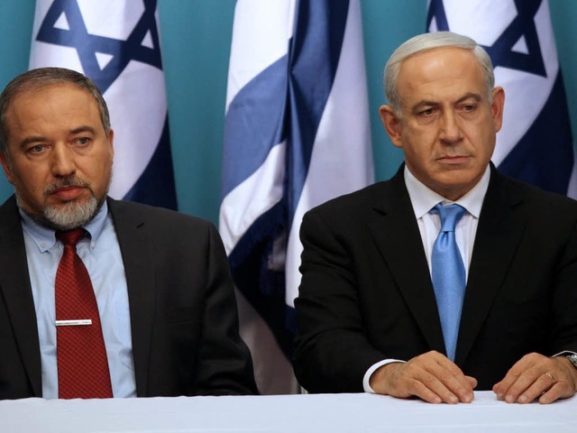 Israels Premier Benjamin Netanyahu (re...nrufe mit der Hamas Stellung genommen.  | Foto: dpa