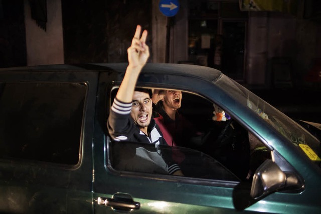 Freude und Siegeszeichen in Gaza-Stadt...eiern den Waffenstillstand mit Israel.  | Foto: AFP
