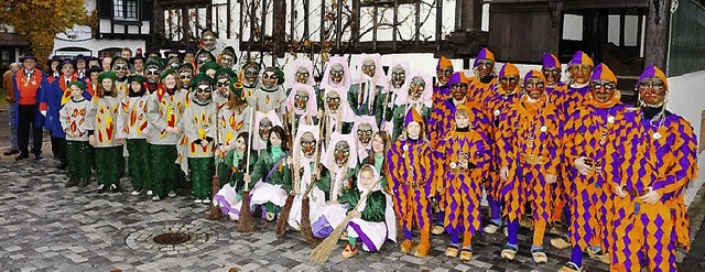 Seite an Seite  sorgen sie fr eine sc...lichter, Dorfhexen und Schellewercher   | Foto: Narrenzunft Hausen