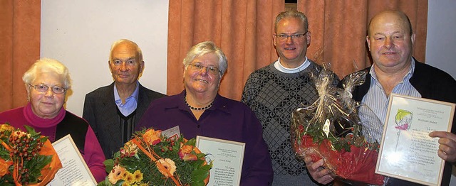 Zita Bill (li), Ursula Krieg und Willi...ed Krieg (li) und Pfarrer Andreas Mair  | Foto: Jrg Schimanski