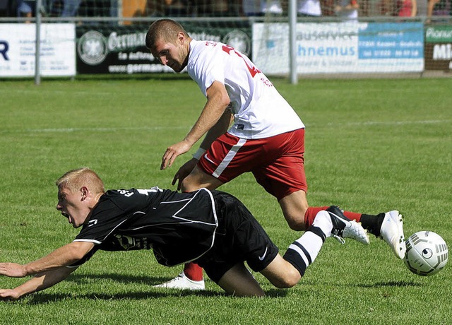 Das Derby in der Hinrunde: Matthias Pe...Trikot) bringt  Florian Karl zu Fall.   | Foto: Archiv: W. Knstle