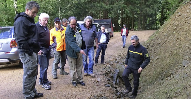 Abnahme des &quot;Haldenweg&quot; und ... Wanderer, die weg vom Verkehr wollen.  | Foto: Roland Gutjahr