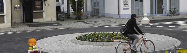 Ein berflssiger Kreisverkehr, findet der Teninger Dieter Arnold.   | Foto: wal