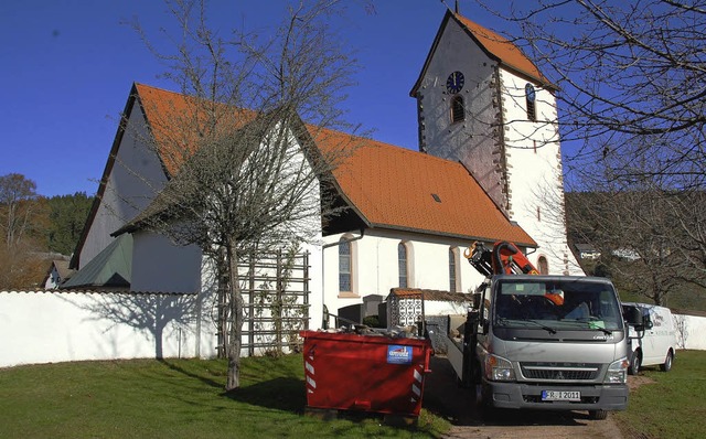 Noch stehen die Handwerkerfahrzeuge vo...ienst zur Wiedererffnung terminiert.   | Foto: Manfred G. Haderer