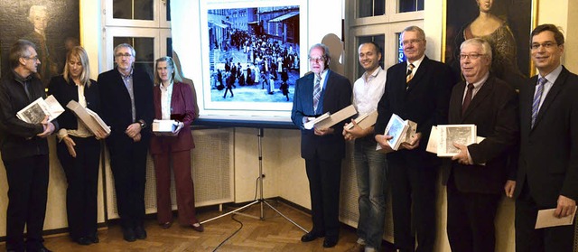 Die Autorinnen und Autoren mit Landrat... Gerhard A. Auer (Dritter von links).   | Foto: Marius Alexander