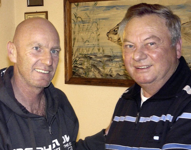 Vorsitzender Klaus Ebert (links) ernen...enmitglied des ASV Kippenheimweiler.    | Foto: Reiner Beschorner