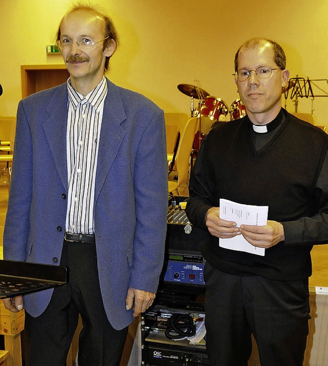 Pfarrer Fabian Schneider (rechts) und ...farrgemeinde St. Martin Grimmelshofen.  | Foto: Dietmar Noeske