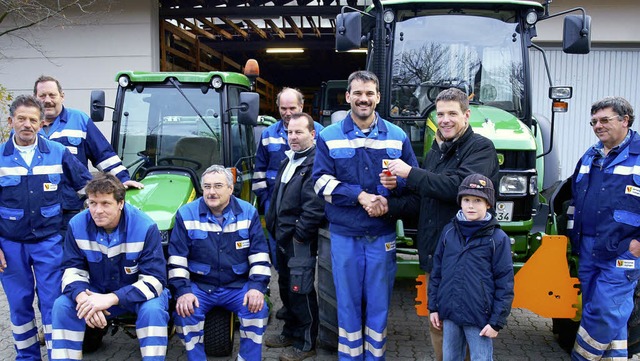 Inzlingens Werkhofmitarbeiter in ihrer...f Stephan Auer  den Fahrzeugschlssel.  | Foto: Schleer