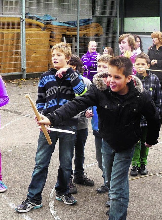 Beim Steinzeittag am Hochrhein-Gymnasi...e Wurfspeere und Speerschleudern aus.   | Foto: privat