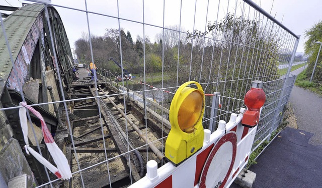 Lockere Schrauben und Rostgebrsel: h...it fr Sanierung der Gterbahnbrcke.   | Foto: Bamberger