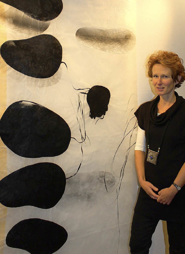 Barbara Ehrmnann in ihrer  Ausstellung &#8222;Tikatoutine&#8220;   | Foto: mario schneberg